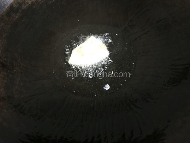 油锅倒入适量食用油，生姜入锅；