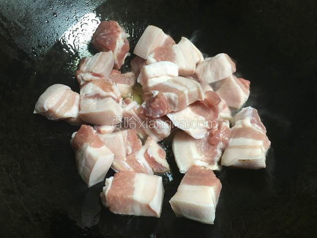 五花肉入锅煎烧；