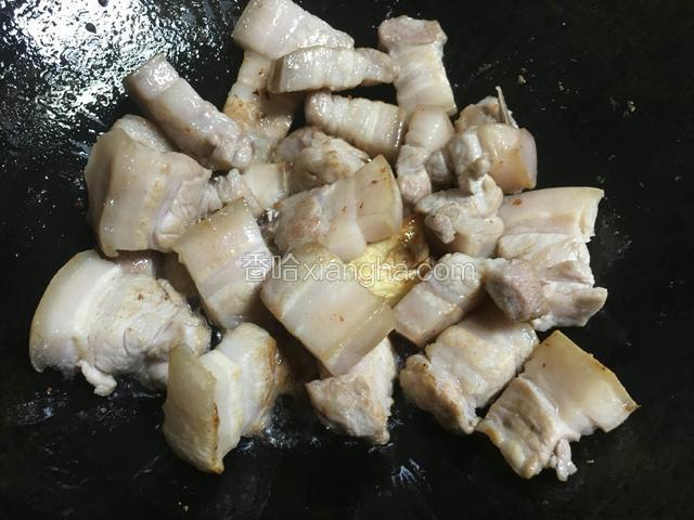 煎至出油表皮金黄色；