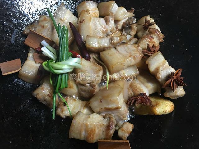 小料全部入锅一起煸炒；