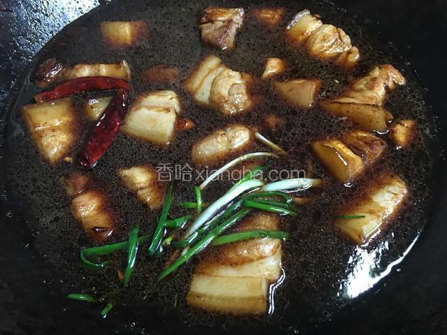 加入果酱及适量清水(没过五花肉为宜)，烧开后转小火焖烧；