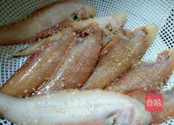 煎小鱼的做法图解2