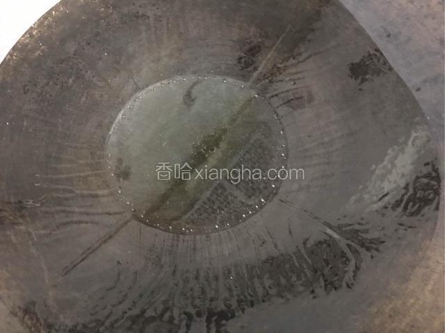 油锅倒入适量食用油热油；