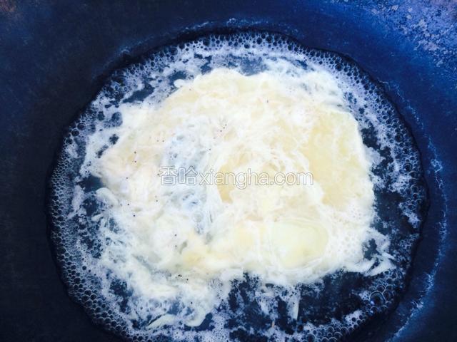 水烧开后转圈倒入蛋液。