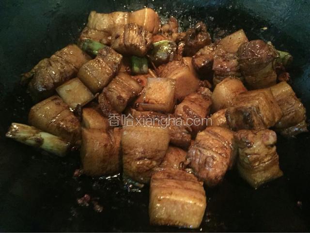 加入焯水沥干水分的五花肉翻炒出白油，加入料酒，酱油翻炒上色