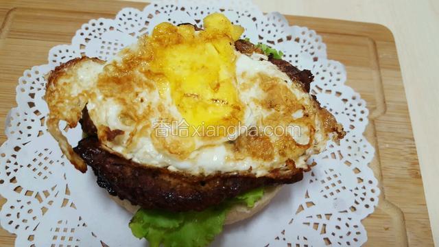 鸡排上面放上煎熟的鸡蛋
