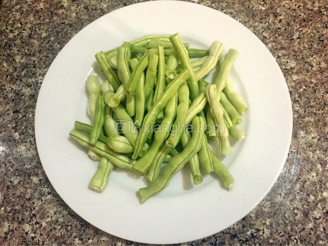 豆角去筋洗净备用用