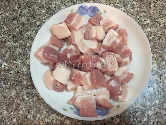 五花肉洗净切小块焯水后冲洗干净沥干水分备用