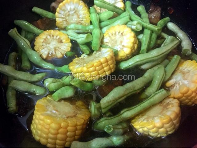 加入适量水大火烧开转小火煮一个半小时就加入豆角，玉米（南瓜）大火烧开