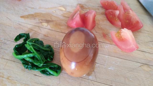 西红柿洗净切小块，卤蛋，水煮好的菠菜，因为菠菜里含草酸，所以要提前煮一下