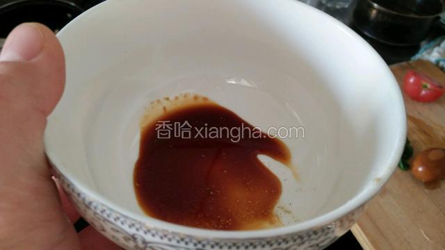 准备一个碗，加盐，一品鲜酱油，白胡椒粉