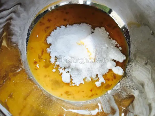 黄油软化后加入糖粉，全蛋液，稍微搅拌一下。不需要打发。