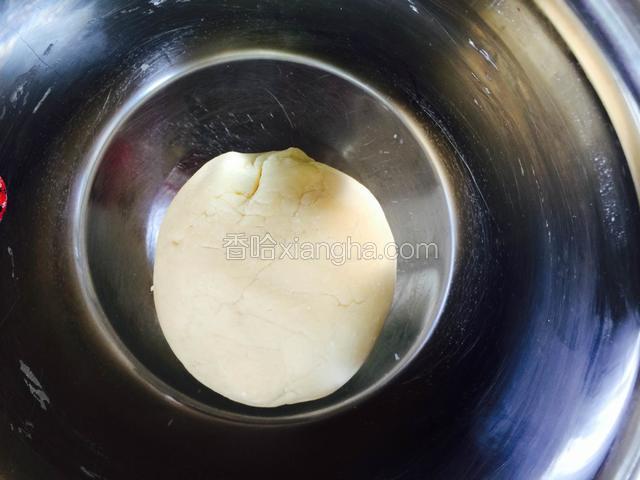 揉好的面团比较干，因为面粉的吸水性不一样。揉好后静置松弛半个小时。