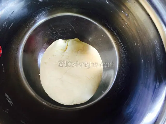 揉好的面团比较干，因为面粉的吸水性不一样。揉好后静置松弛半个小时。