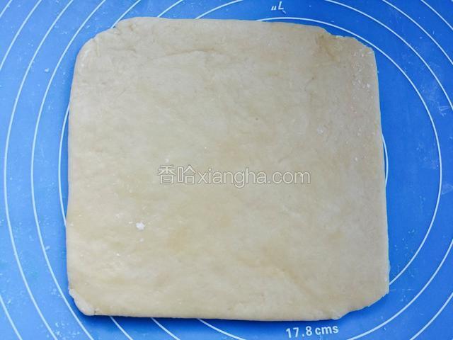 把松弛好的面团放在案板上擀成厚度约为0.5cm的长方形面片。