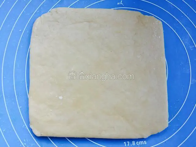 把松弛好的面团放在案板上擀成厚度约为0.5cm的长方形面片。