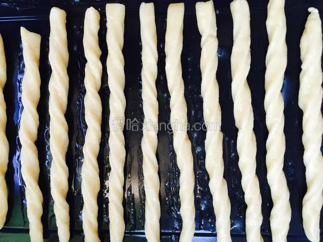 给面条上刷上全蛋液。