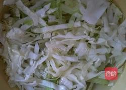 酸辣包菜丝的做法图解2