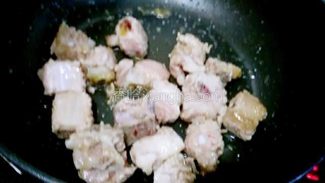 倒入排骨炒糖色