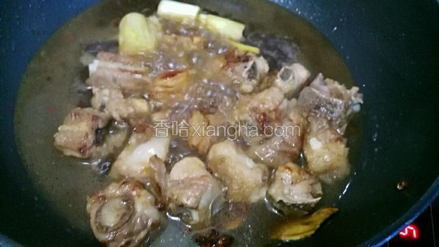 再倒入没过排骨的水加入，盐生抽老抽料酒，调味  盖上盖子，中小火煮25分钟