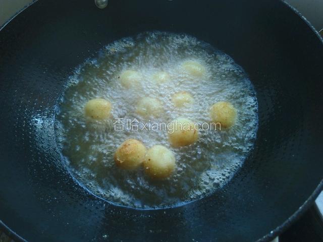 油温6成热放入土豆球，不要去动它，炸至成型再翻动。油温不要太高，一直保持中火就行。