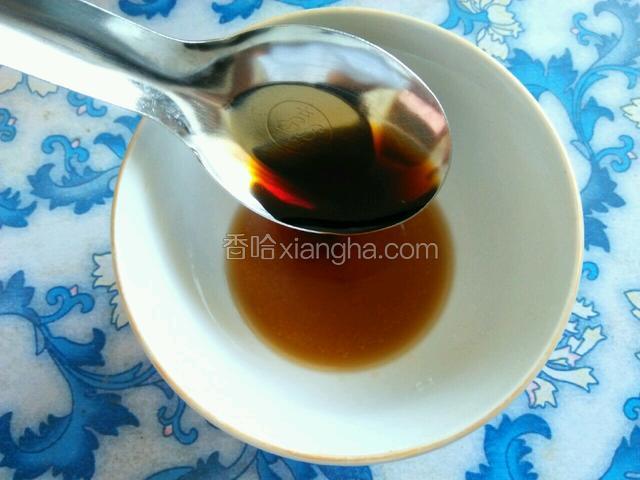 用干净的小碗调汁:醋+味达美酱油+白砂糖+盐按配料用量调汁。
