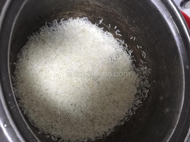 大米.我家吃的是的国泰香米.不吃水.不涨米.但是特别香