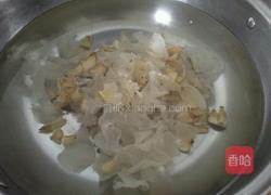 银耳百合粥的做法图解2