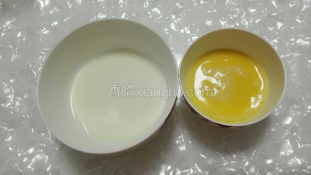 鸡蛋打散，奶粉用70℃的热水化开，再把鸡蛋液倒入牛奶里搅拌均匀。（蛋液与牛奶液比例1:2    蛋液1，牛奶液2）