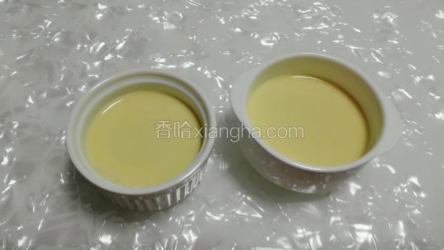 分别装入小碗里（如果表面有小气泡就用筷子拔到一起再用小勺舀出来）