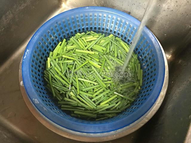 韭苔切段后清水冲洗干净；