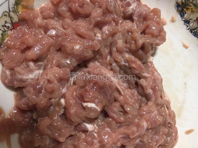 用盐，料酒，淀粉抓均匀后腌制；
