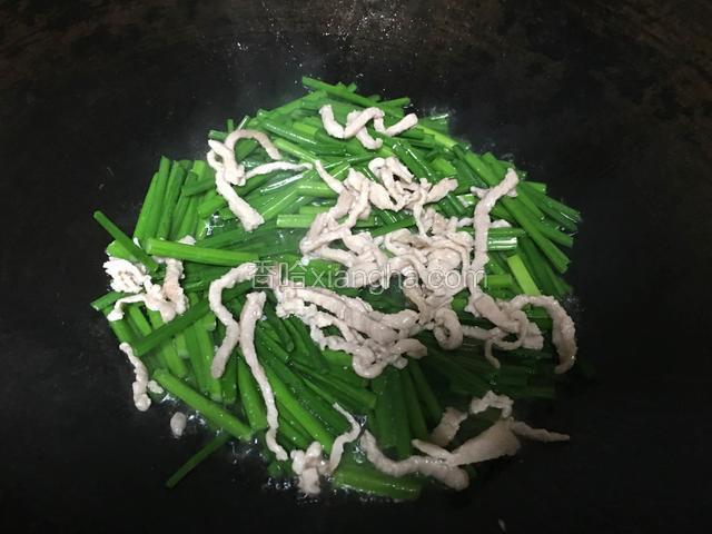 加入适量盐和鸡精调味，肉丝入锅一起翻炒；