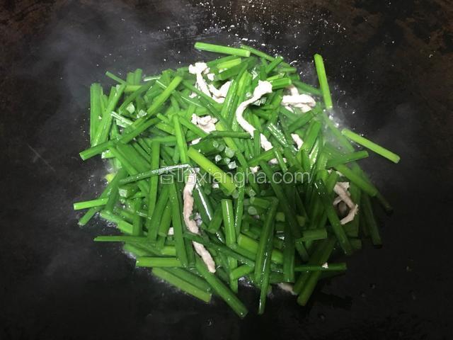 水淀粉勾芡，淋少许油出锅；