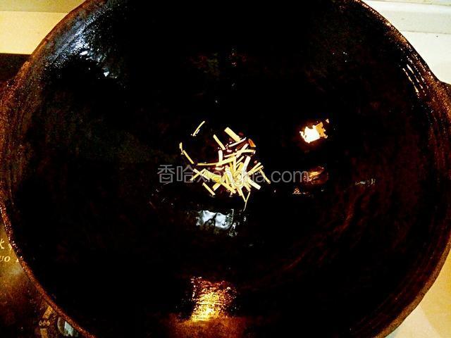 热锅少许冷油，将葱白爆香