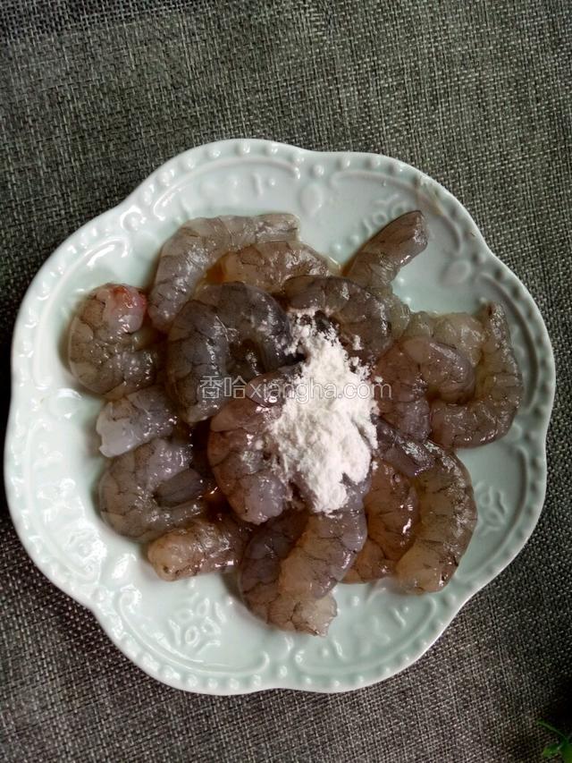 虾去壳加生粉和料酒腌制十分钟。