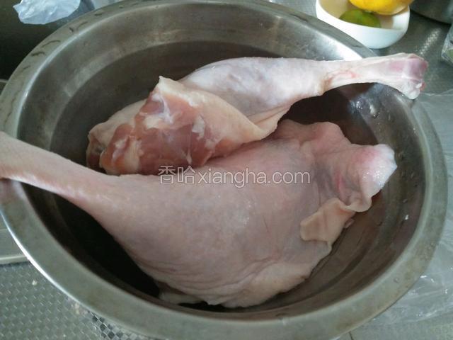 鸭腿洗净