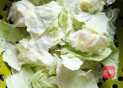 甘蓝炒肉的做法图解1