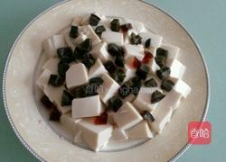 皮蛋豆腐的做法图解2