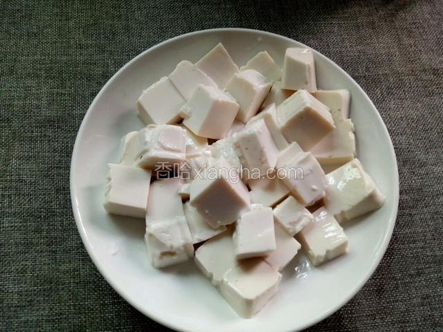将豆腐切成小块。