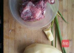 排骨土豆汤的做法图解1