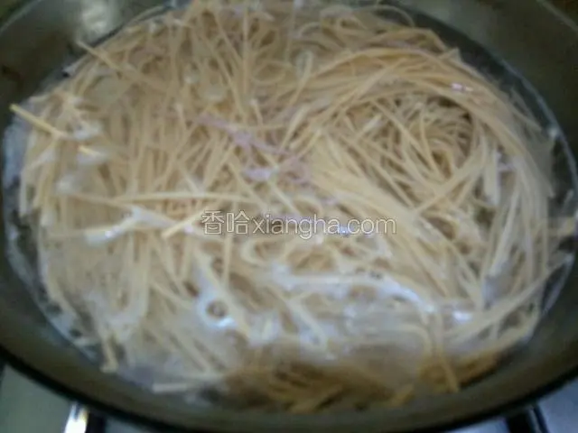 面条煮熟捞起备用
