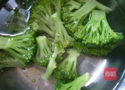 凉拌木耳西兰花的做法图解1