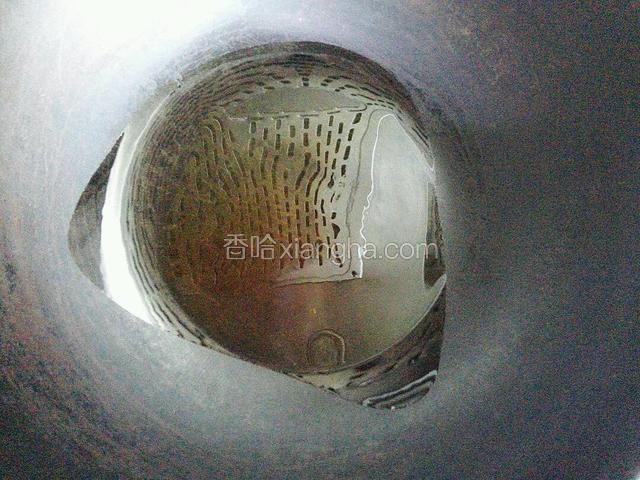 锅中倒入少量油