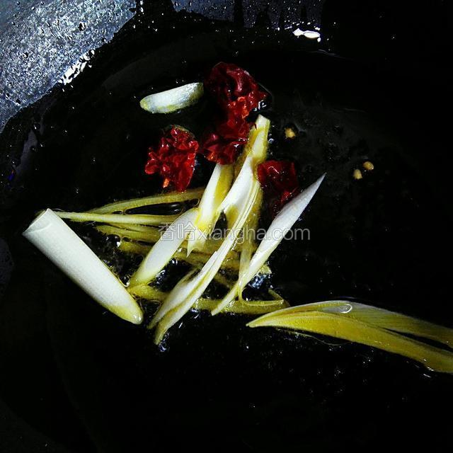 油热爆香葱姜和干辣椒