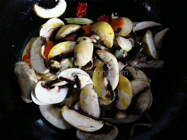 倒入口蘑，加入蚝油，糖，少量盐和胡椒粉翻炒（蚝油有咸味）放入少量开水，中大火炖一会儿