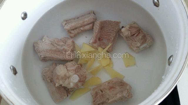 汤锅注入适量清水，放入排骨，大火炖10分钟