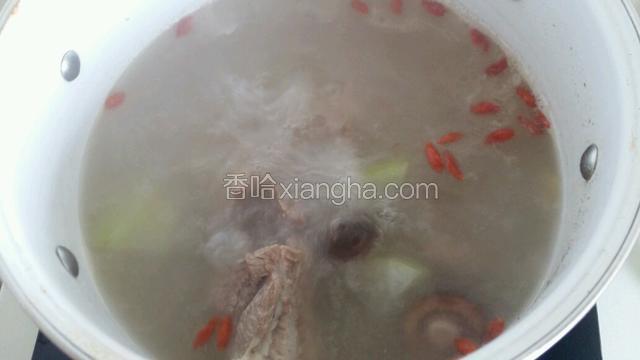快起锅时加入适量盐与枸杞