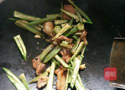 秋葵炒肉片的做法图解3