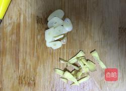 长豆炒肉的做法图解1